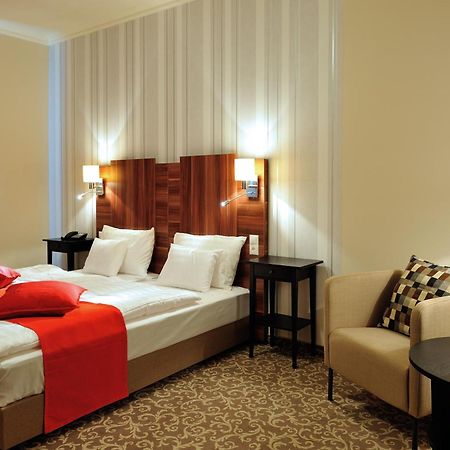 Corner Hotel & Kavehaz Dunaujvaros Ngoại thất bức ảnh