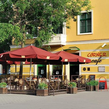 Corner Hotel & Kavehaz Dunaujvaros Ngoại thất bức ảnh