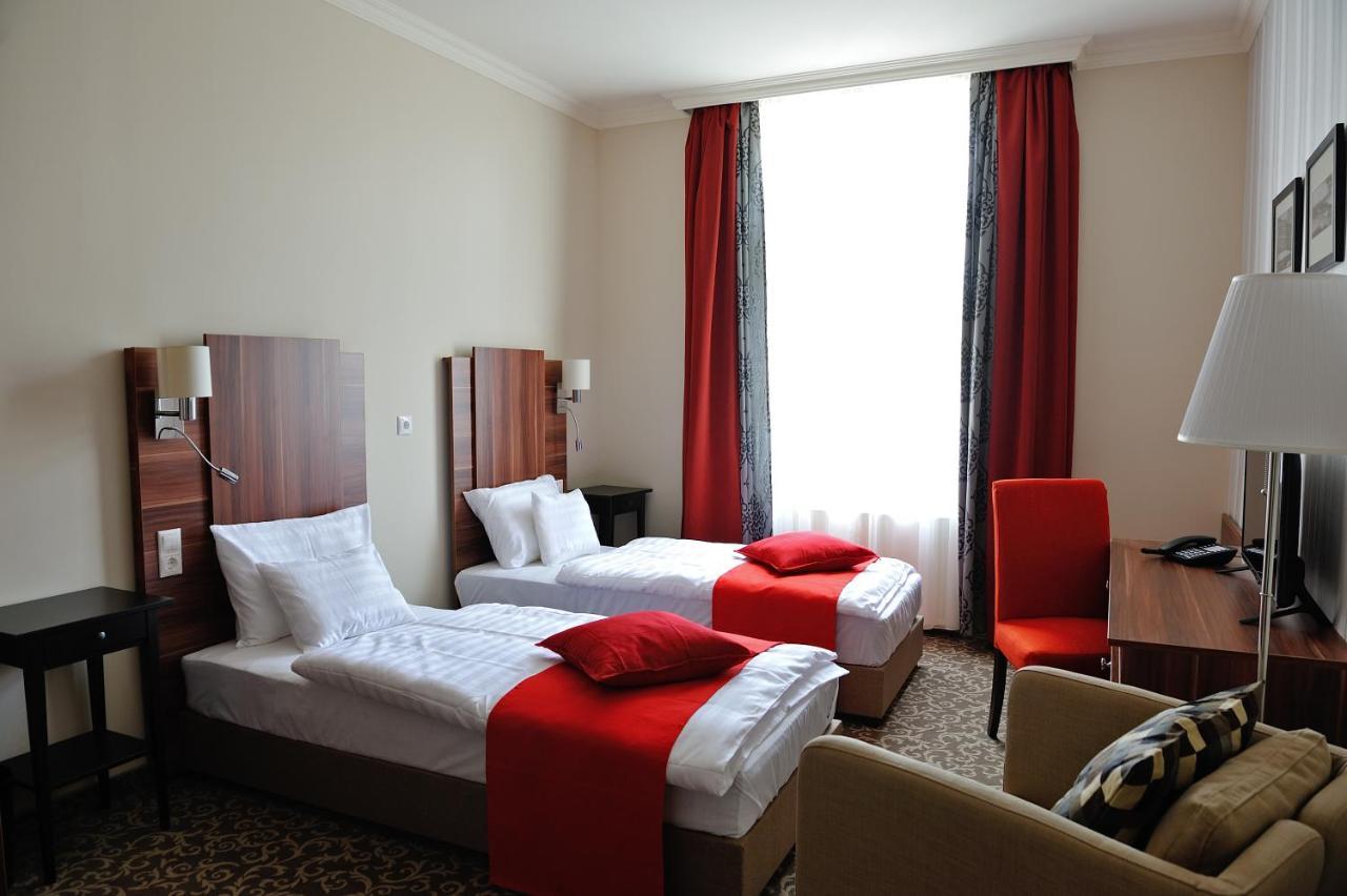 Corner Hotel & Kavehaz Dunaujvaros Ngoại thất bức ảnh