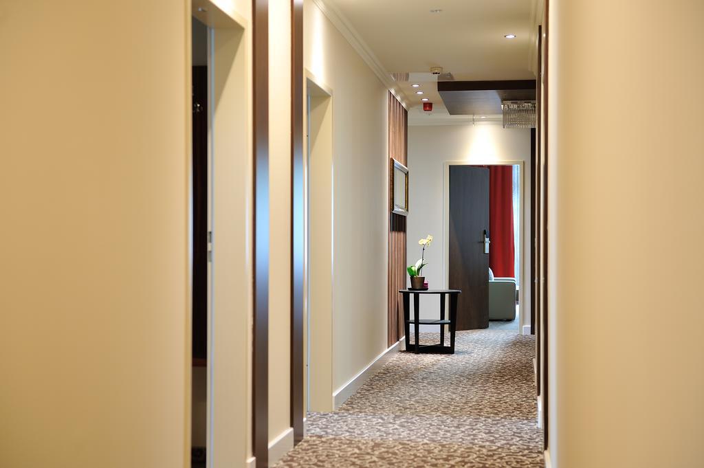 Corner Hotel & Kavehaz Dunaujvaros Ngoại thất bức ảnh