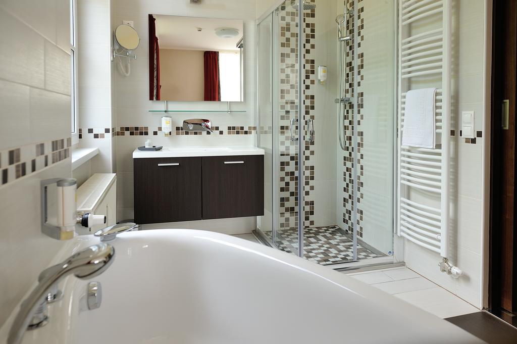 Corner Hotel & Kavehaz Dunaujvaros Phòng bức ảnh