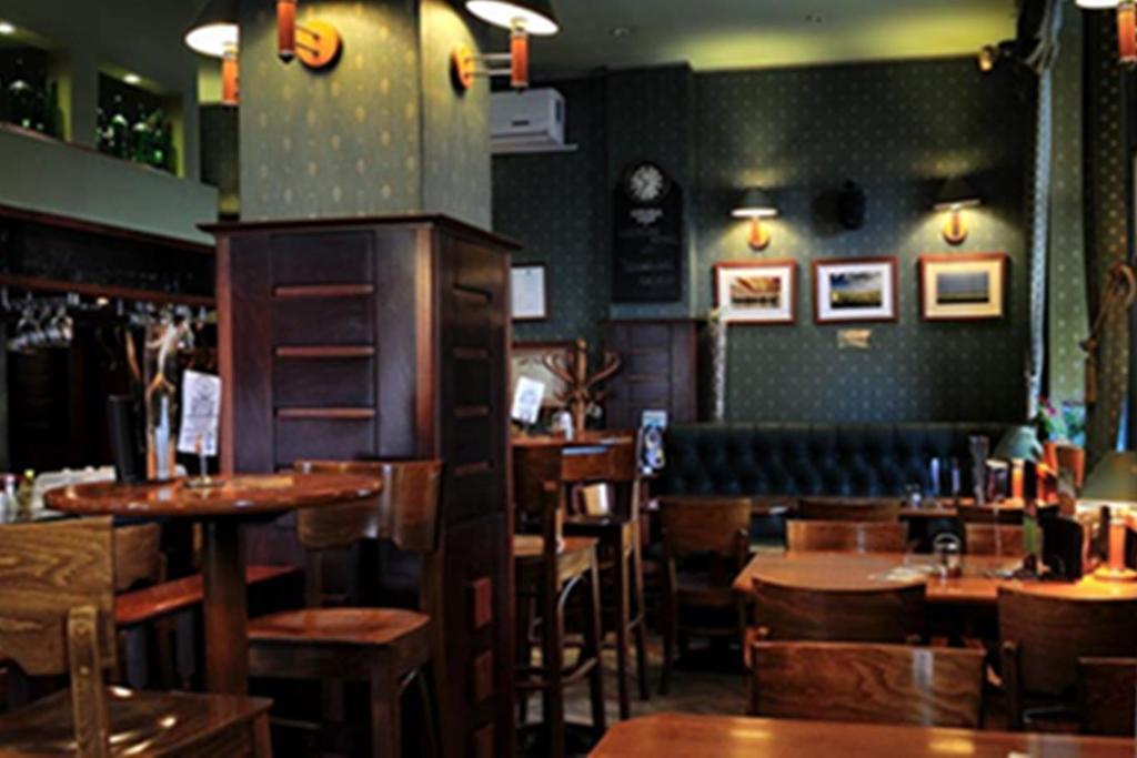 Corner Hotel & Kavehaz Dunaujvaros Ngoại thất bức ảnh