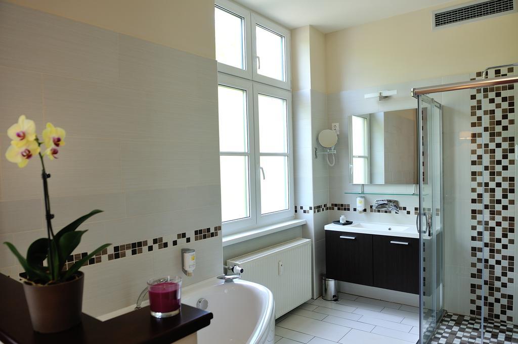 Corner Hotel & Kavehaz Dunaujvaros Ngoại thất bức ảnh