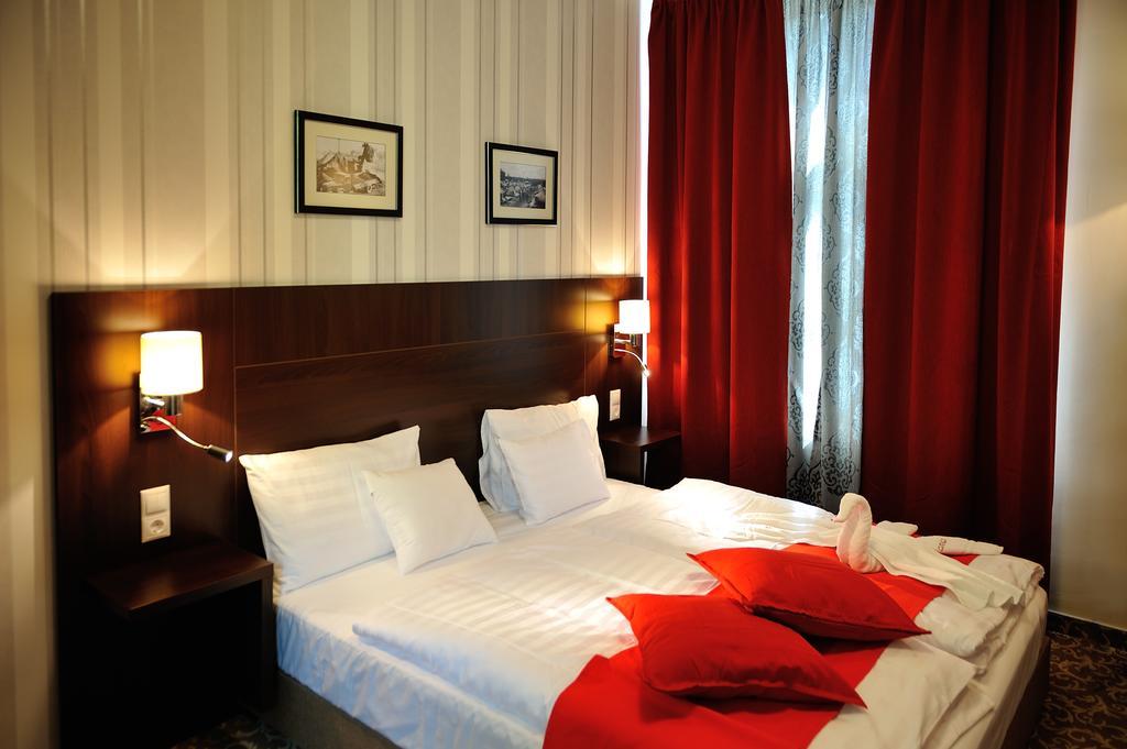 Corner Hotel & Kavehaz Dunaujvaros Ngoại thất bức ảnh