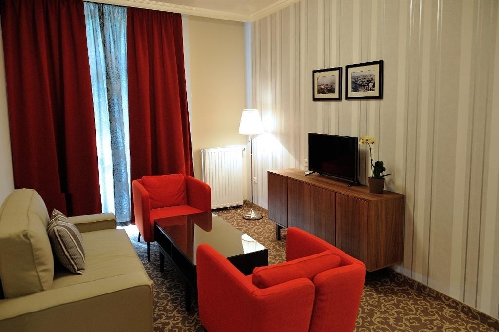 Corner Hotel & Kavehaz Dunaujvaros Ngoại thất bức ảnh