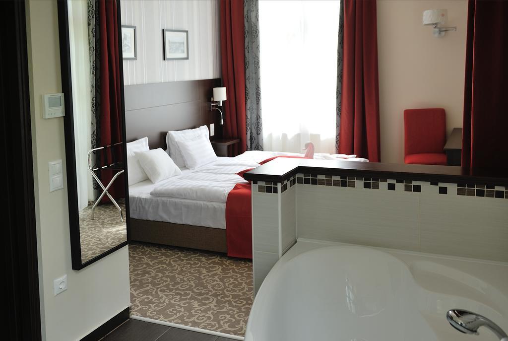 Corner Hotel & Kavehaz Dunaujvaros Phòng bức ảnh