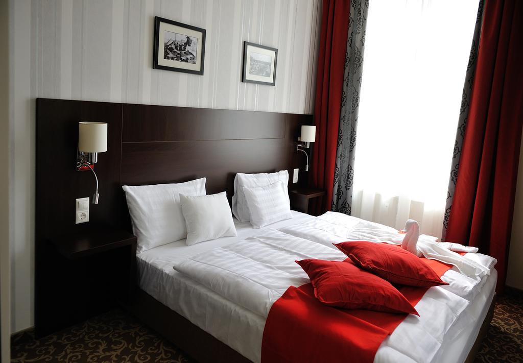 Corner Hotel & Kavehaz Dunaujvaros Phòng bức ảnh