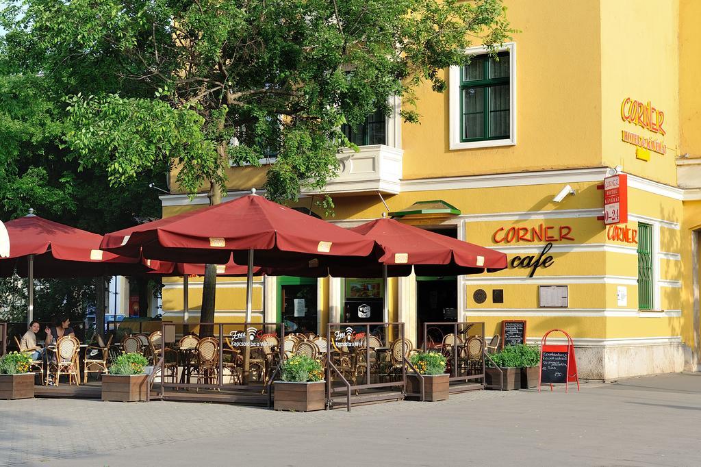 Corner Hotel & Kavehaz Dunaujvaros Ngoại thất bức ảnh